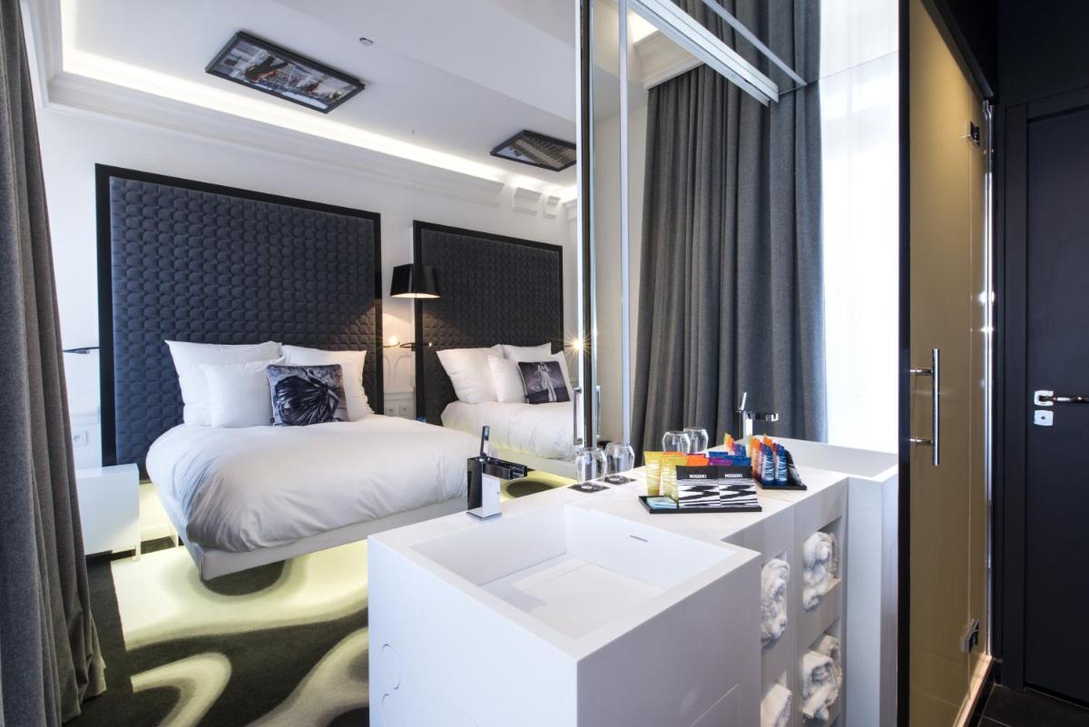 Un ou plusieurs lits dans un hébergement de l'établissement Vertigo Hotel, By Marriott, a Member of Design Hotels