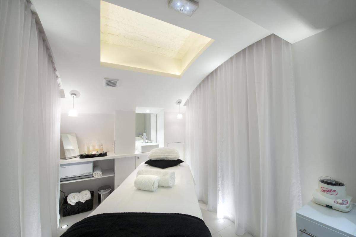 Salle de bains dans l'établissement Vertigo Hotel, By Marriott, a Member of Design Hotels