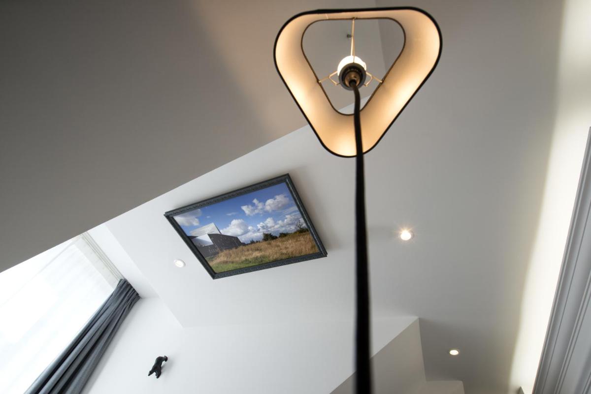 Télévision ou salle de divertissement dans l'établissement Vertigo Hotel, By Marriott, a Member of Design Hotels