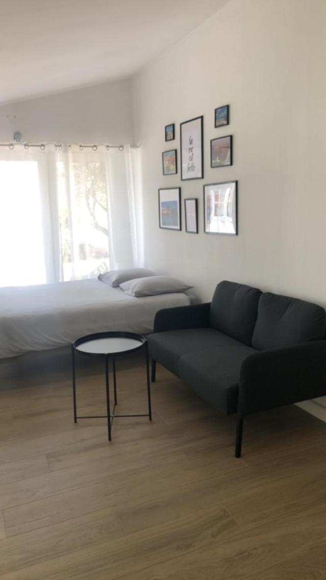 Studio refait à neuf avec jardin Aigues Mortes - Housity