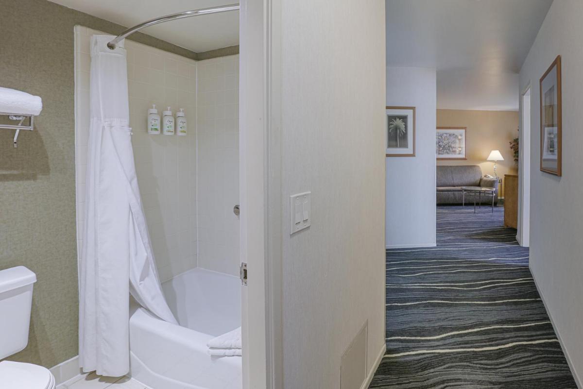 Ramada by Wyndham Costa Mesa/Newport Beach - Housity