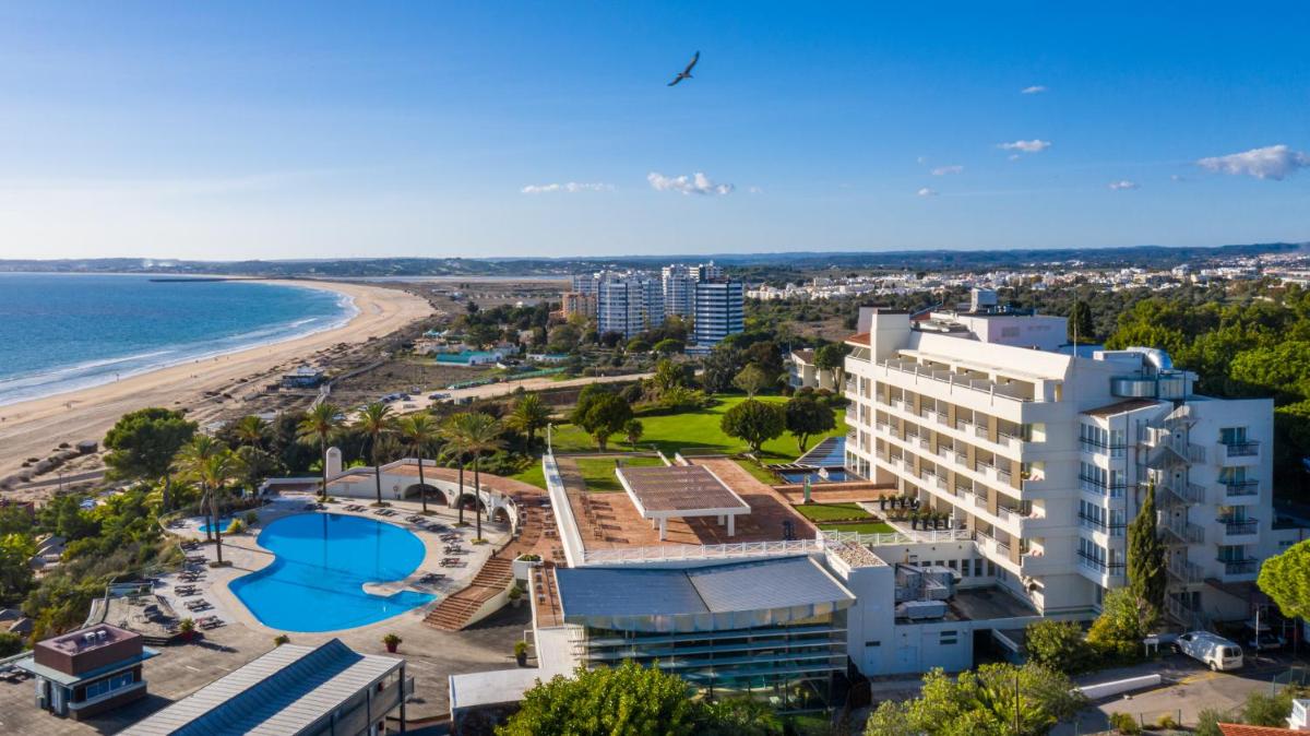 uma vista aérea de um hotel e da praia em Pestana Alvor Praia Premium Beach & Golf Resort em Alvor