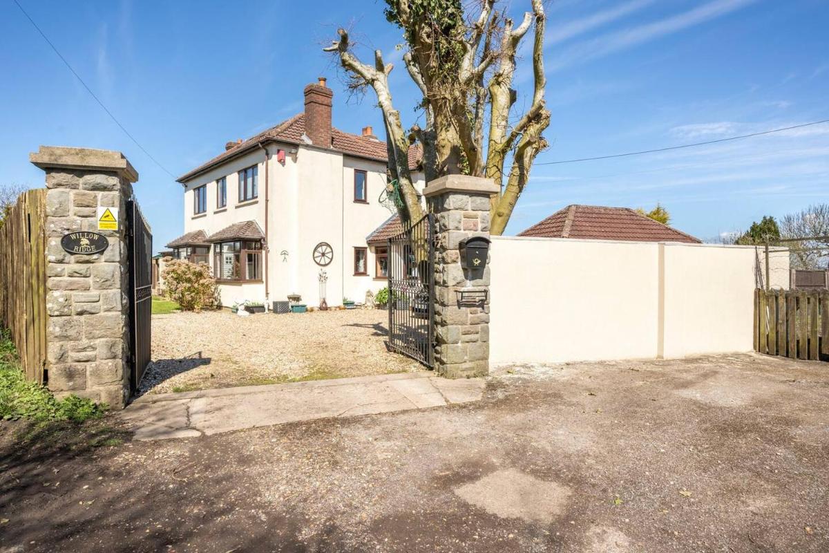 Willow Ridge - a large country house with a king and Single or Twin room - Housity