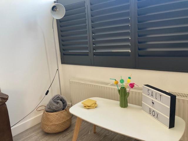 The Salt Box- Lovely refurbished annexe, free parking, walk to Porth beach. - Housity