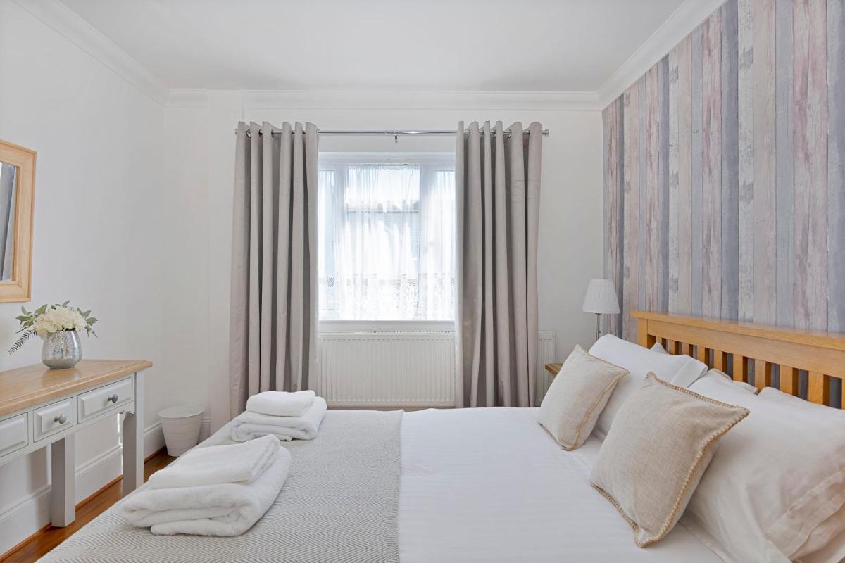 The Roost Group - 8-Bed Home - Hot Tub WiFi Parking - Housity