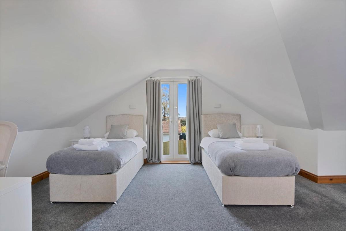The Roost Group - 8-Bed Home - Hot Tub WiFi Parking - Housity