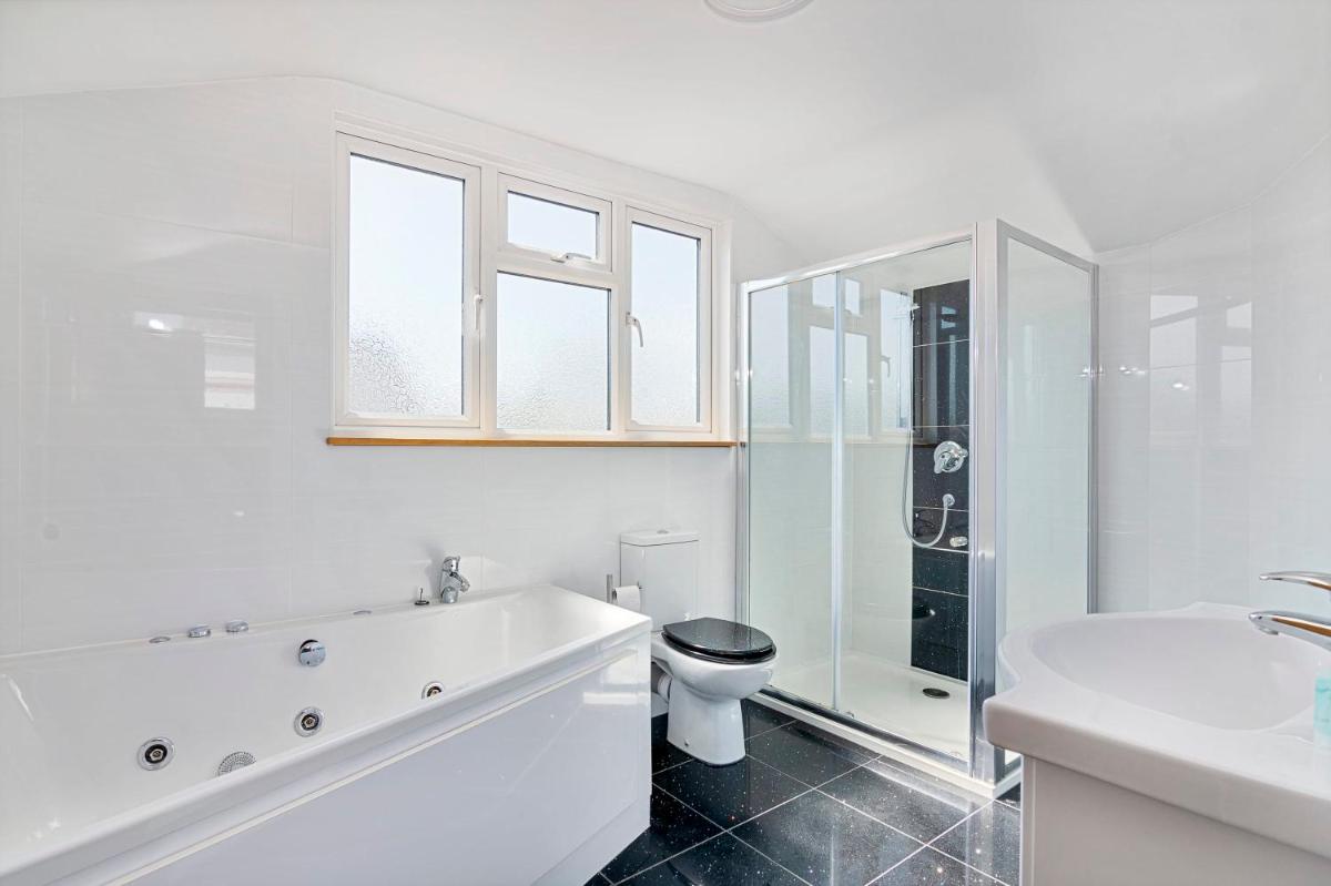 The Roost Group - 8-Bed Home - Hot Tub WiFi Parking - Housity