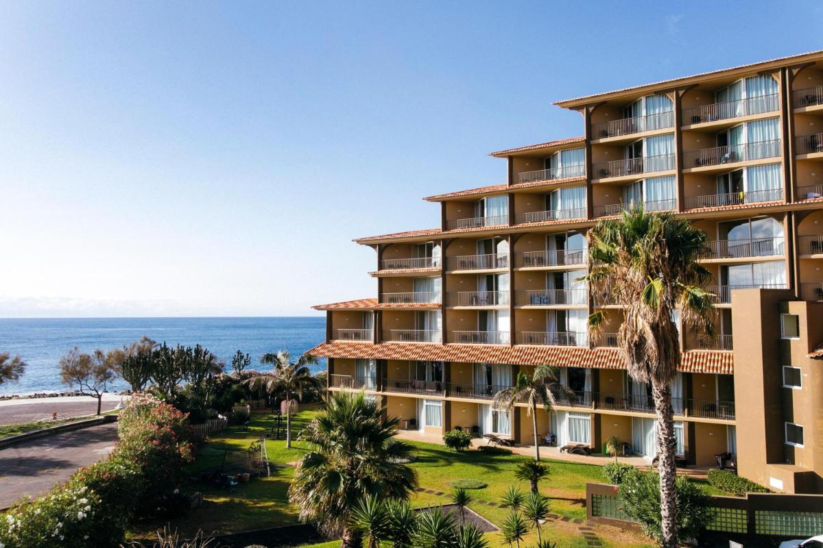 uma vista de um hotel com o oceano ao fundo em The Views Oasis no Caniço