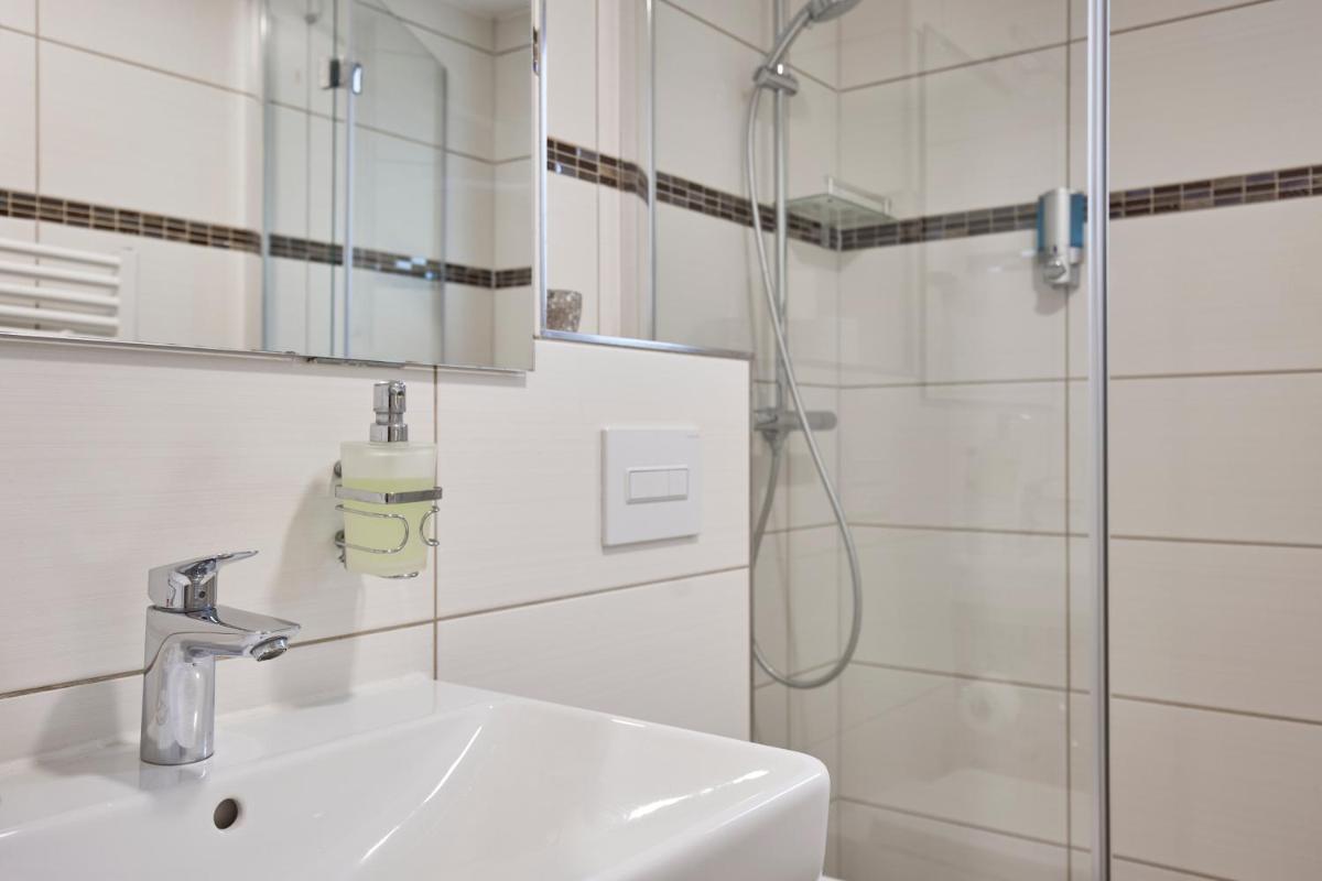 Hotel Isha - Housity