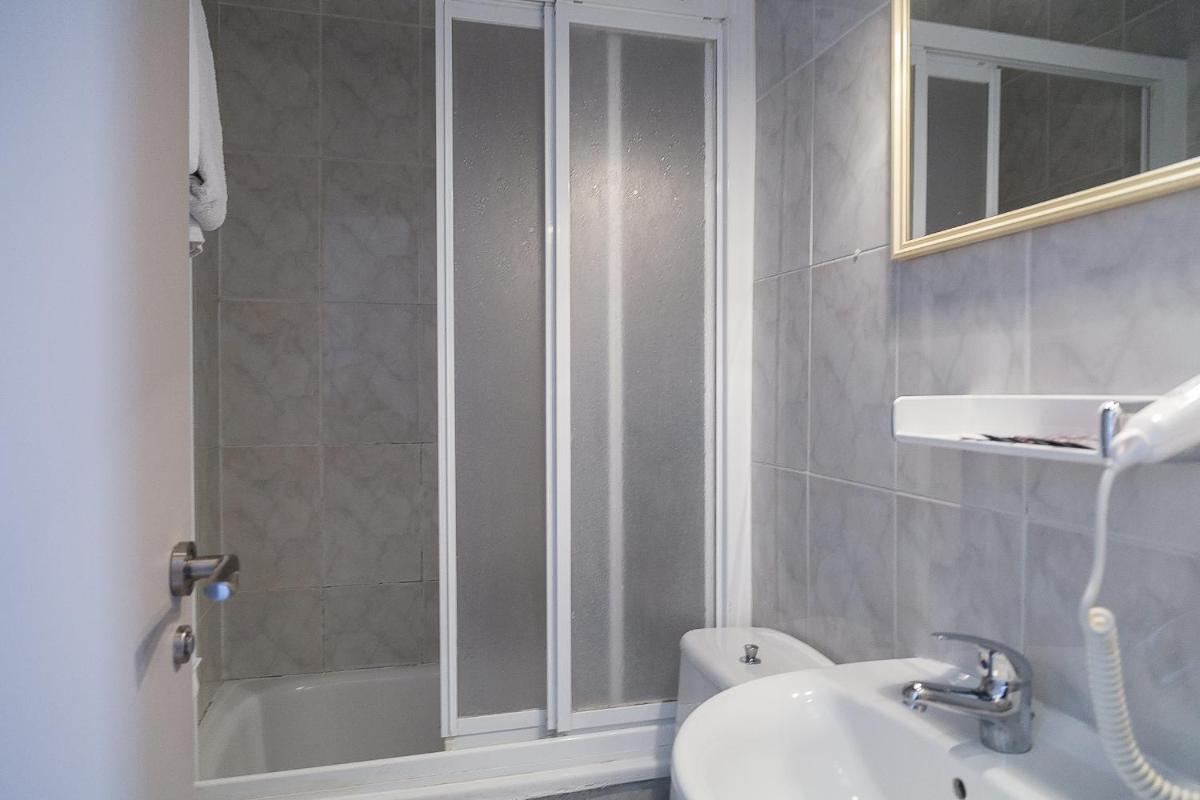 Hostal Fonda Montserrat - Housity