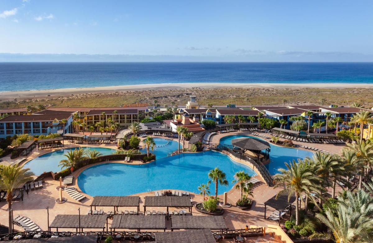 Una vista aérea de un resort con piscina y playa. en Occidental Jandía Playa, en Morro del Jable