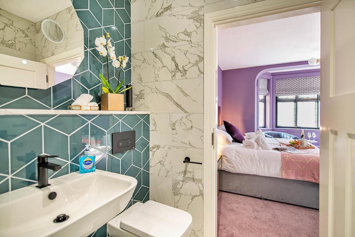 Finest Retreats - Castle House Nottingham - Luxurious Hot Tub Stay - Housity
