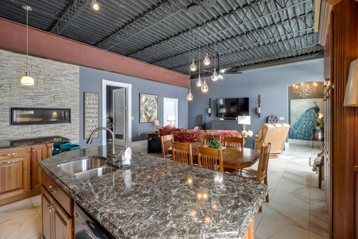 Regal River Retreat in the Heart of Yankton! - Housity