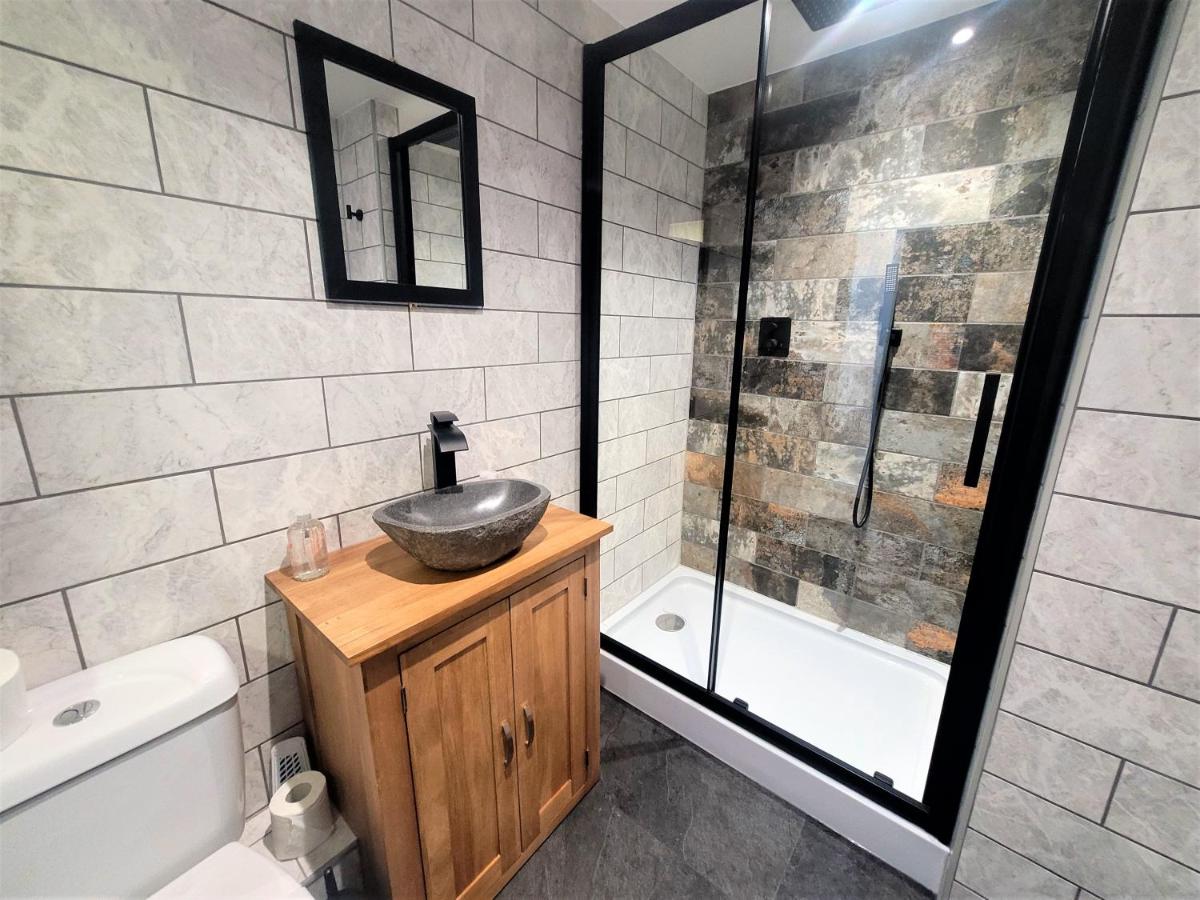 New County Hotel & Serviced Apartments by RoomsBooked - Housity