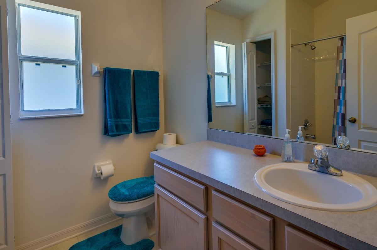 Cozy Zephyrhills Home - 6 Mi to Epperson Lagoon - Housity