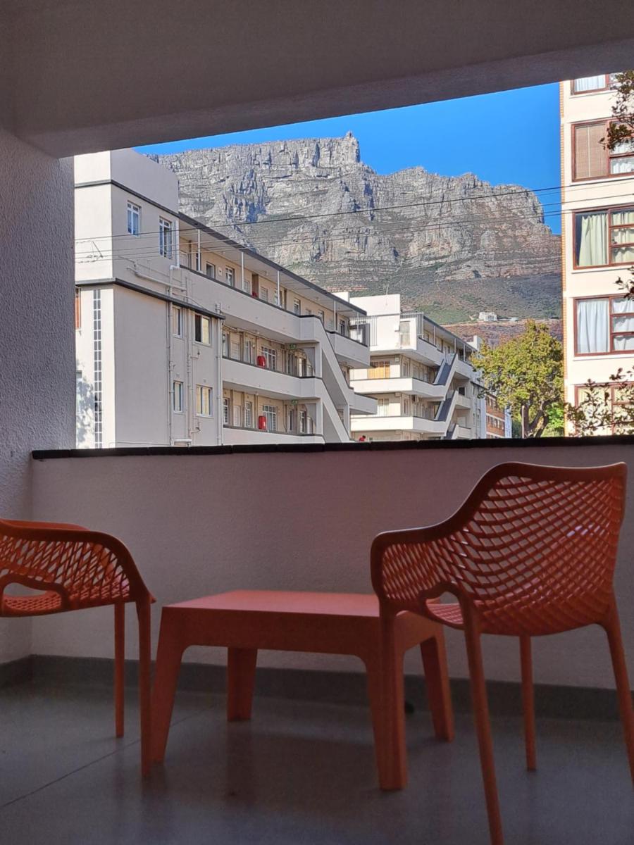 Table Mountain views, modern,lots of natural light, with parking - Housity