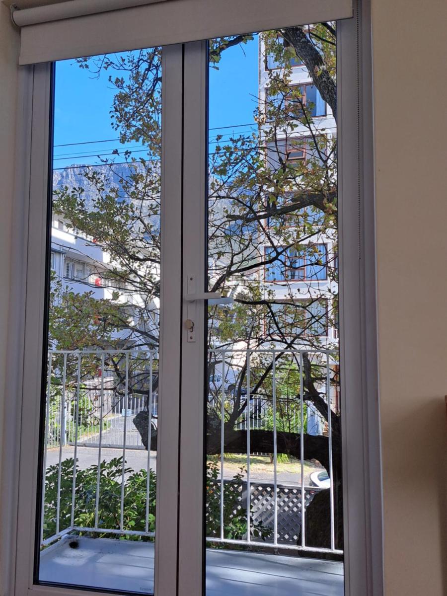 Table Mountain views, modern,lots of natural light, with parking - Housity