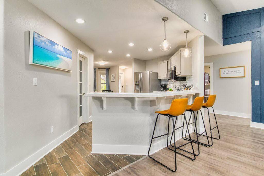 Cozy Home Minutes to Beaches - Housity