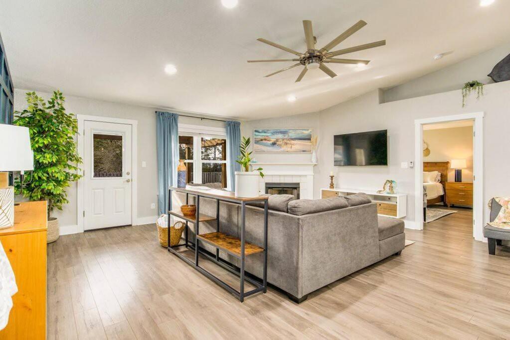 Cozy Home Minutes to Beaches - Housity