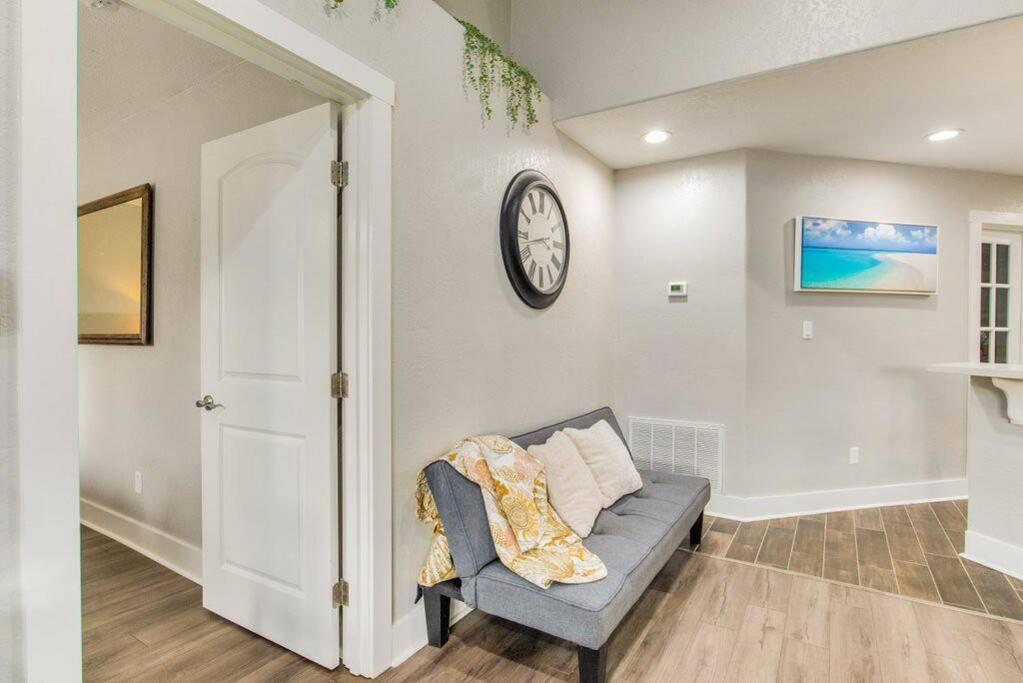 Cozy Home Minutes to Beaches - Housity