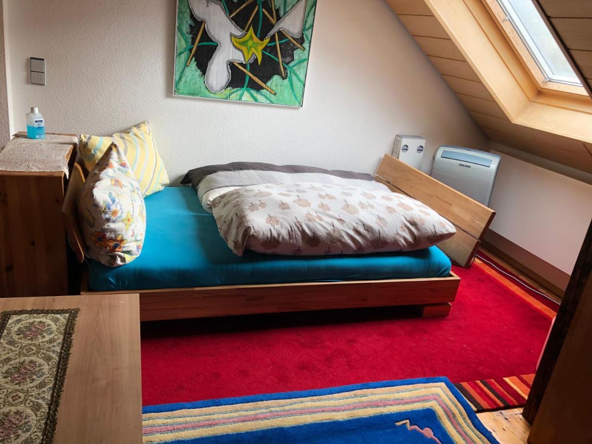 Doppelzimmer Dachgeschoss, schnelles WLAN, Arbeitsplatz und Garten - Housity