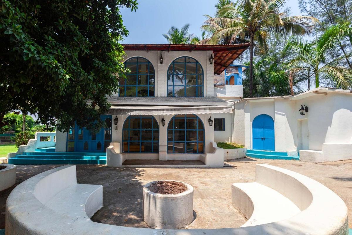 StayVista's Casa Blanca - Modern elegance with a pool, spacious lawn & diverse activities - Housity