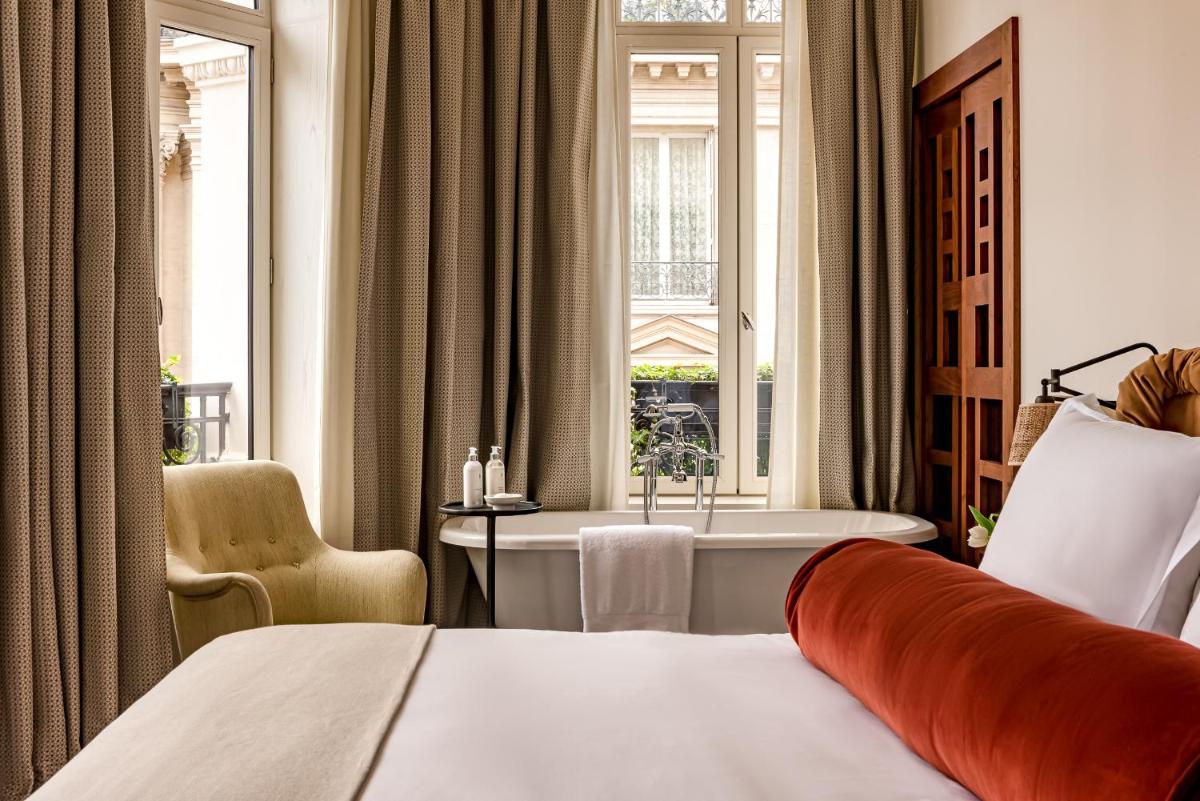 Un ou plusieurs lits dans un hébergement de l'établissement Château des Fleurs Hôtel & Spa Paris Un ou plusieurs lits dans un hébergement de l'établissement Château des Fleurs Hôtel & Spa Paris