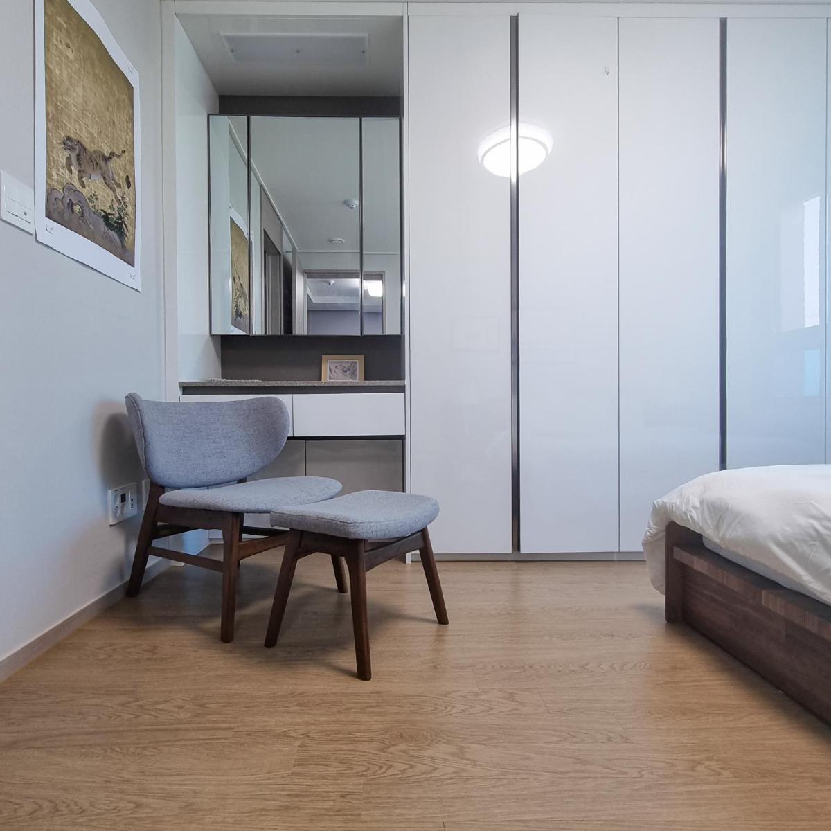 Humphreys 2 min Vintage Korean Room - Housity