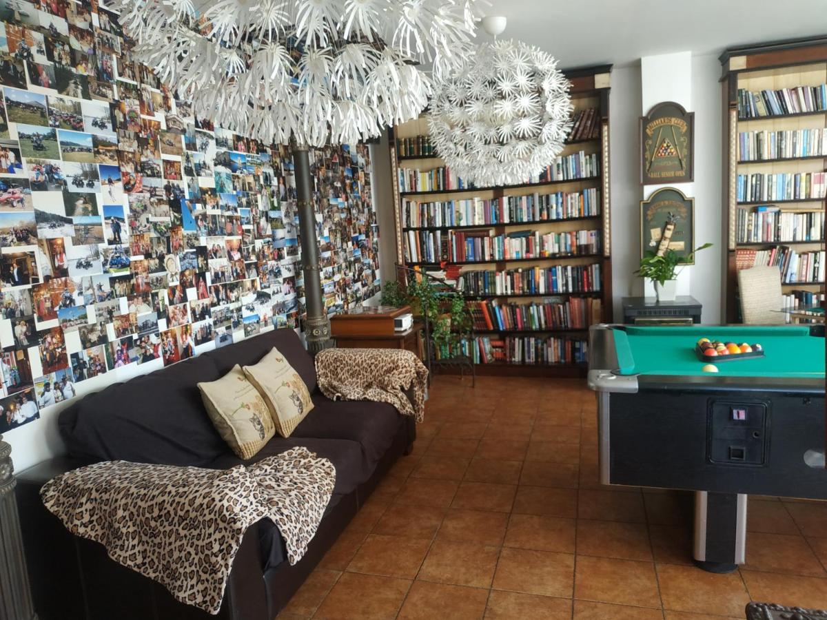 Una sala de estar con un sofá y una mesa de billar. en Posada del Indiano, en Cidones