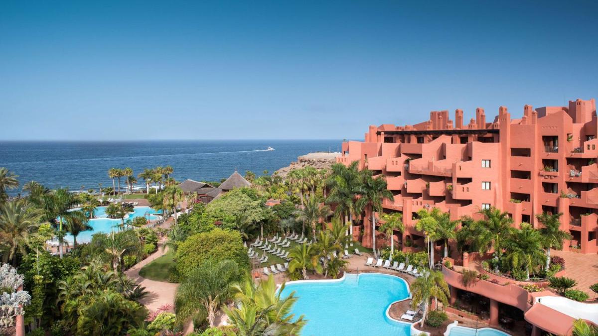 una vista aérea del complejo y el océano en Tivoli La Caleta Resort, en Adeje