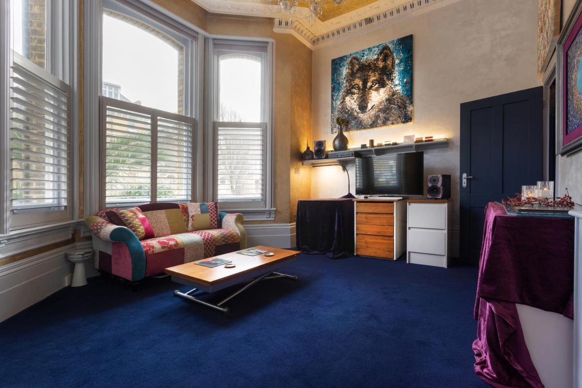 Vibrant bohemian seafront flat - Housity