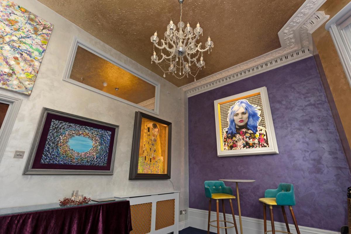 Vibrant bohemian seafront flat - Housity