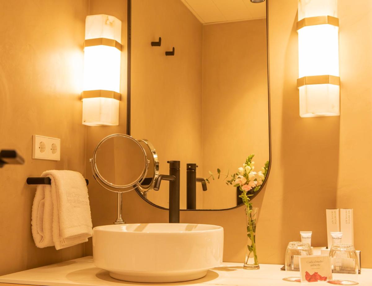Un baño de Hospes Las Casas del Rey de Baeza, a Member of Design Hotels