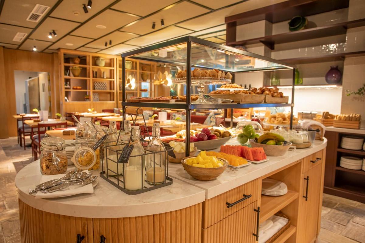 Comida en o cerca de este hotel