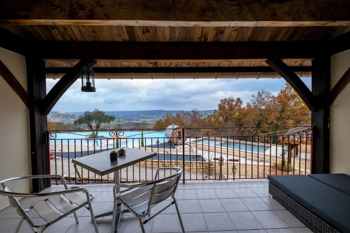 Piscine de l'établissement Le Belvédère Hotel et Bien être ou située à proximité