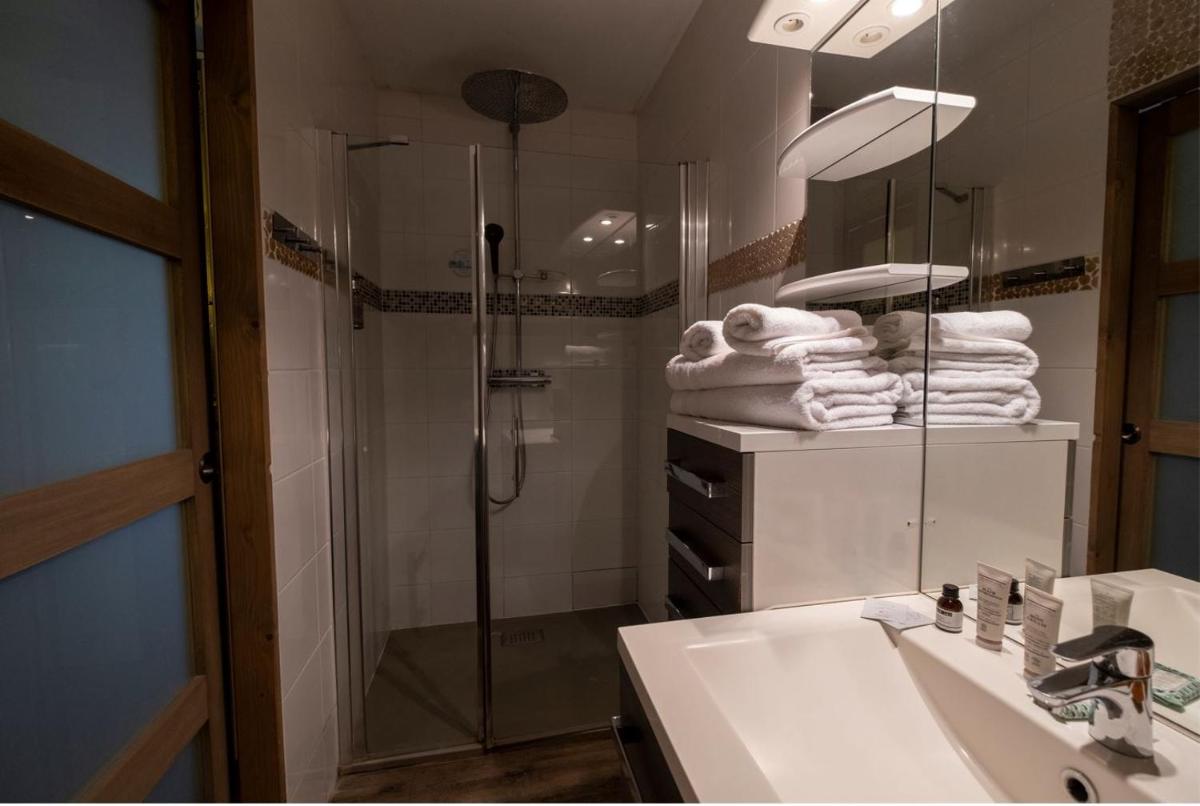 Salle de bains dans l'établissement Le Belvédère Hotel et Bien être