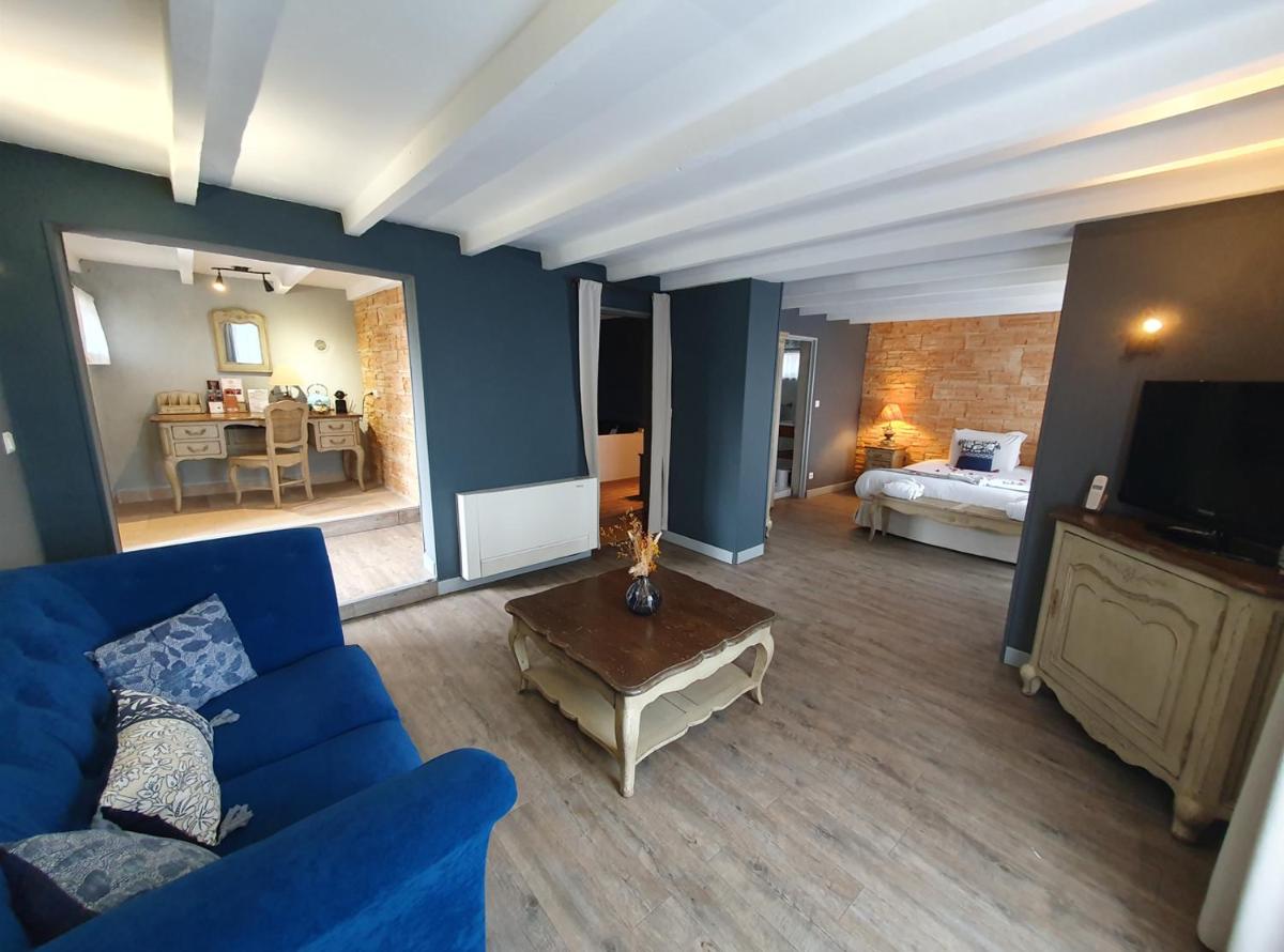 Télévision ou salle de divertissement dans l'établissement Le Belvédère Hotel et Bien être