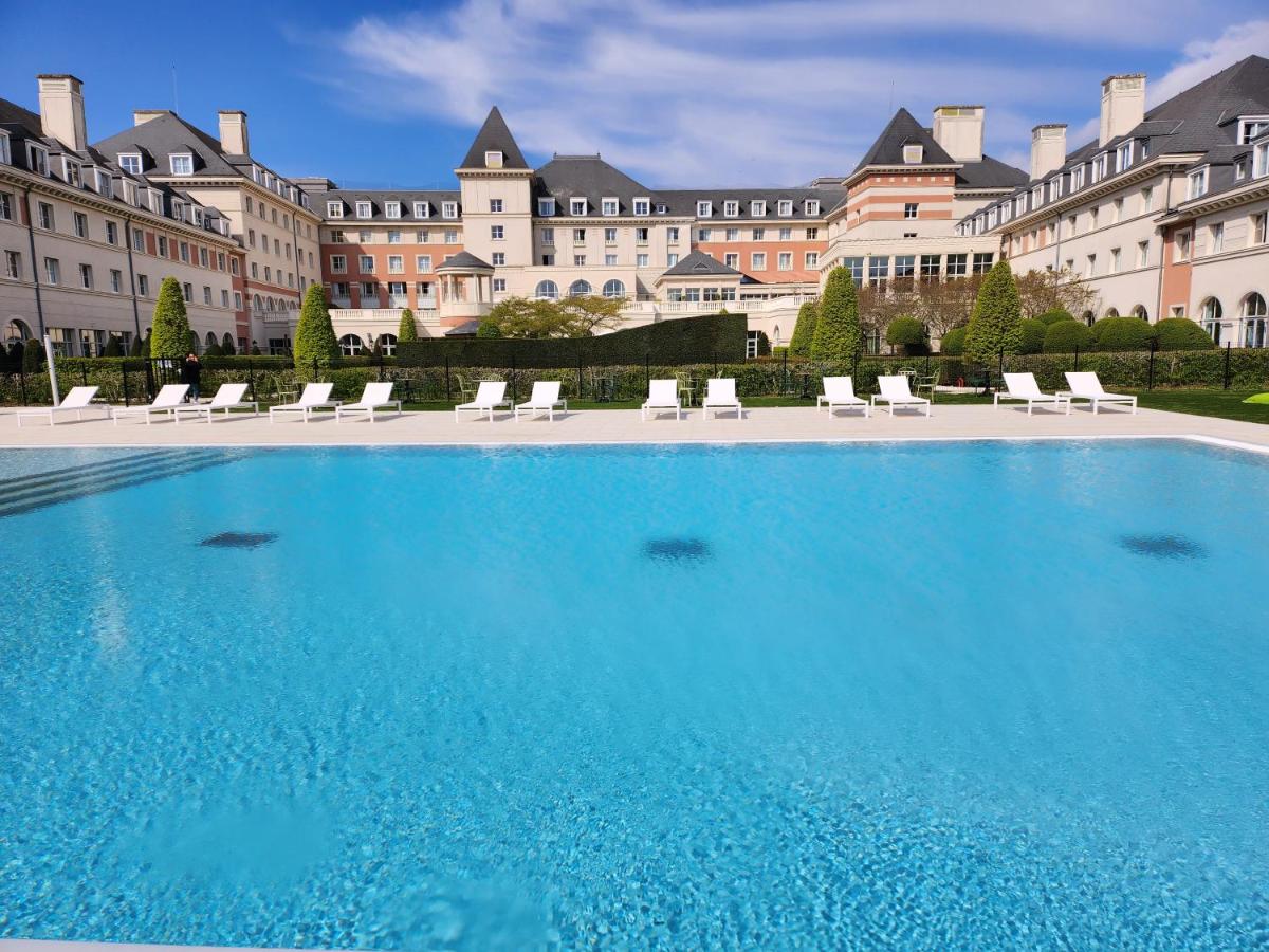 Piscine de l'établissement Dream Castle Hotel Marne La Vallee ou située à proximité