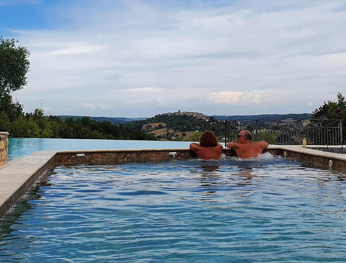 Piscine de l'établissement Le Belvédère Hotel et Bien être ou située à proximité