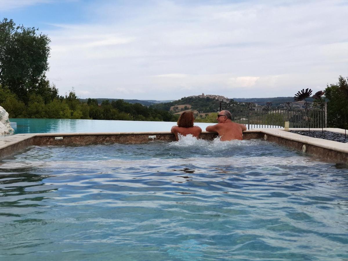 Piscine de l'établissement Le Belvédère Hotel et Bien être ou située à proximité