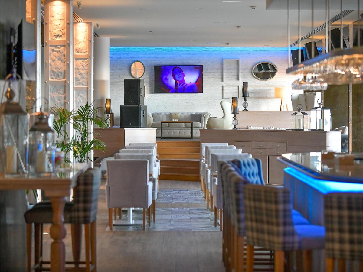 Una televisión o centro de entretenimiento en Amàre Beach Hotel Marbella - Adults Only Recommended
