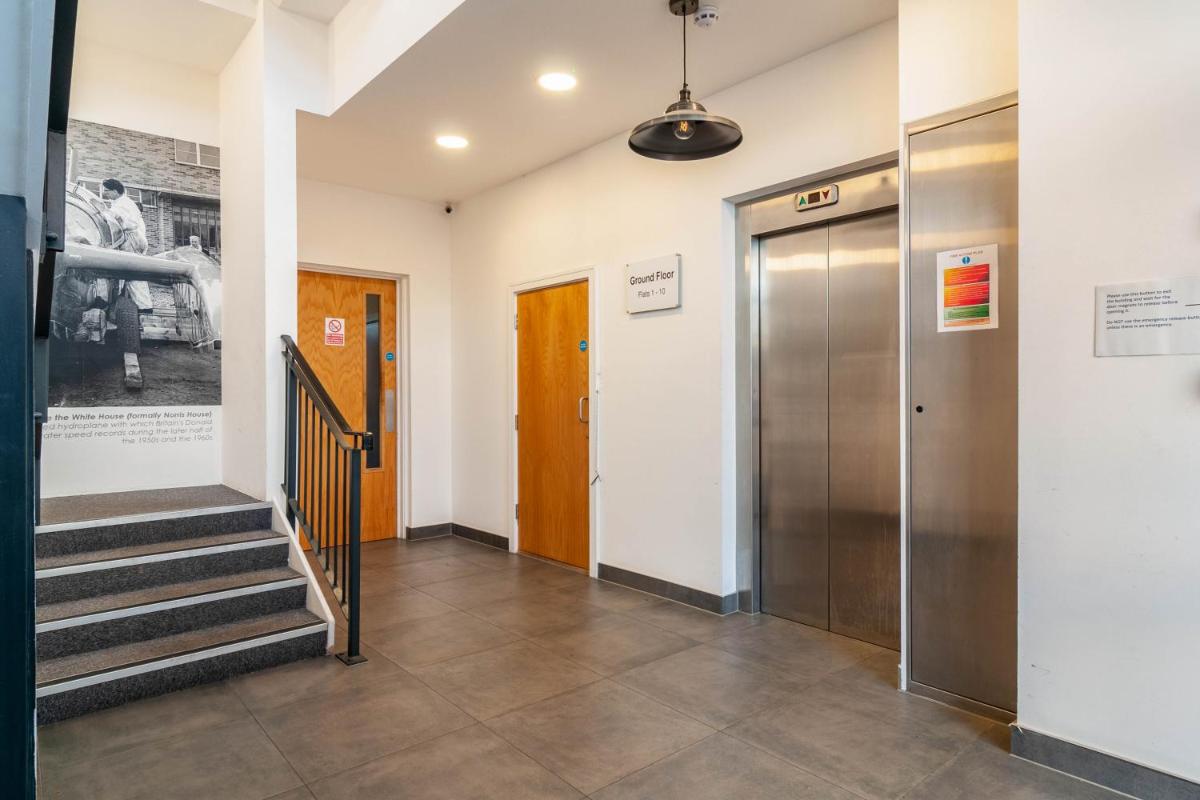 Modern Double Room - Haywards Heath - Housity