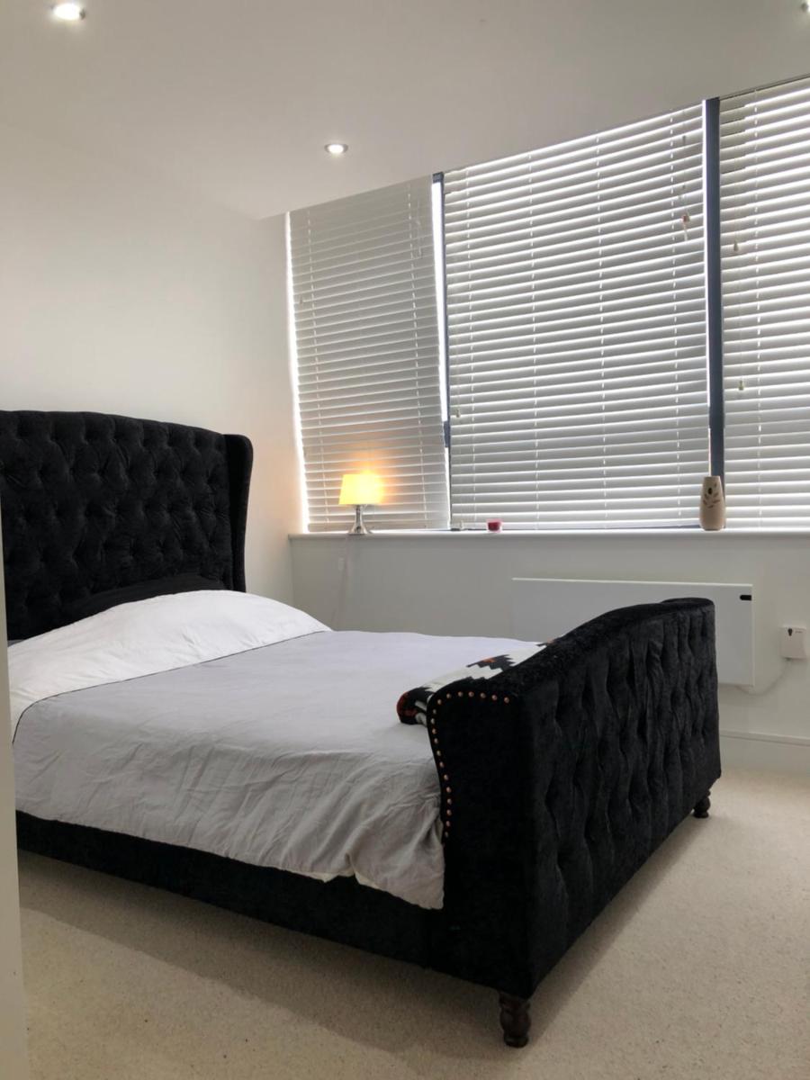 Modern Double Room - Haywards Heath - Housity