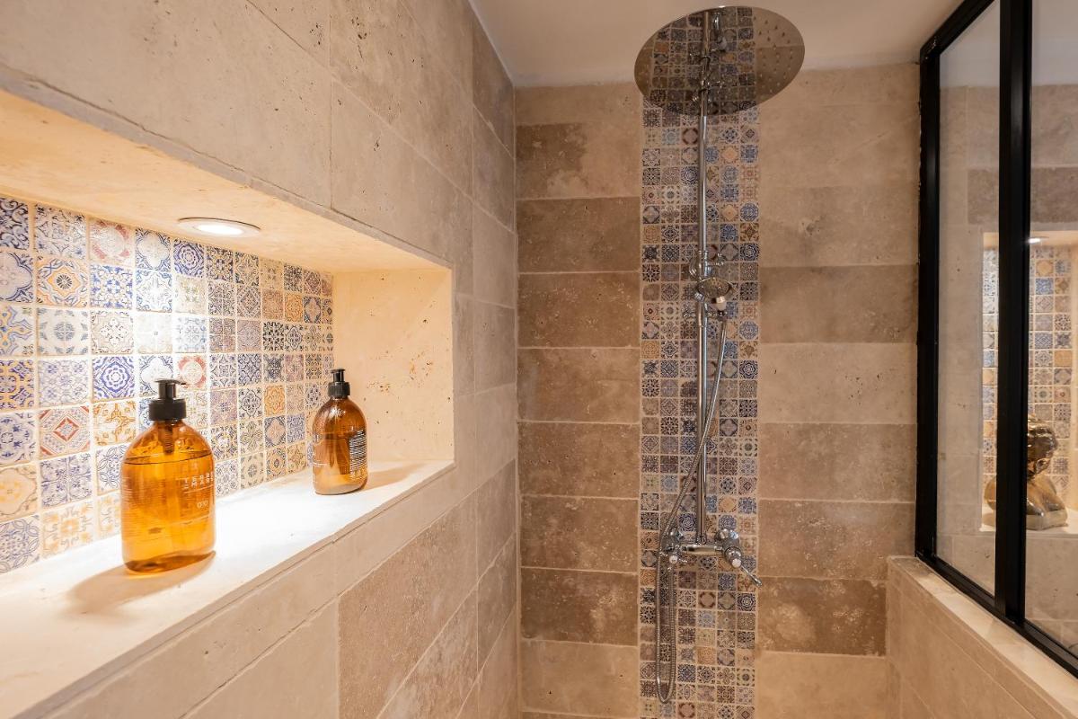 Salle de bains dans l'établissement Le Belvédère Hotel et Bien être