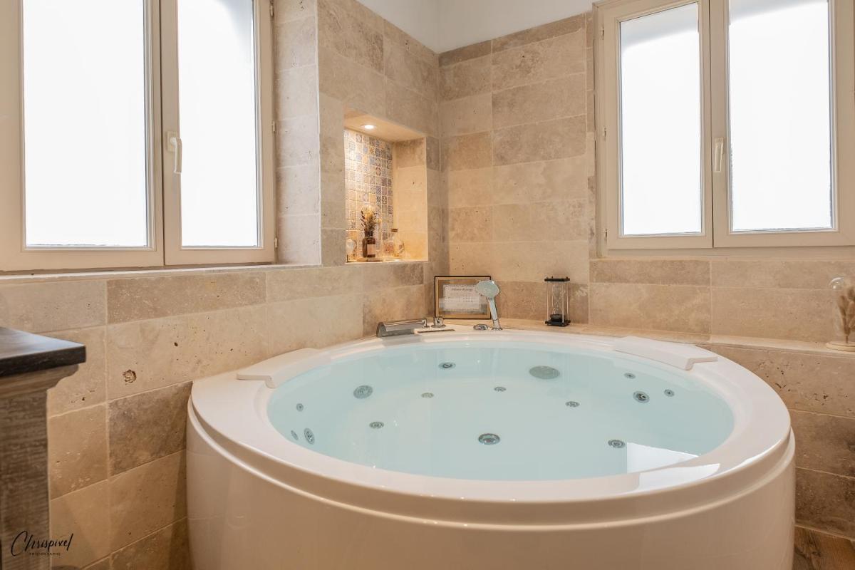 Salle de bains dans l'établissement Le Belvédère Hotel et Bien être