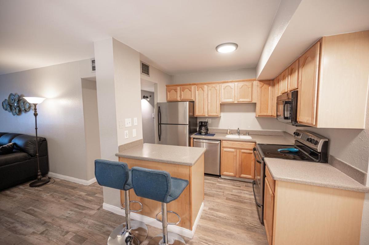 Stay Together Suites - Condominium In The Heart Of The Strip Sleeps 12 - NO RESORT FEE - Housity