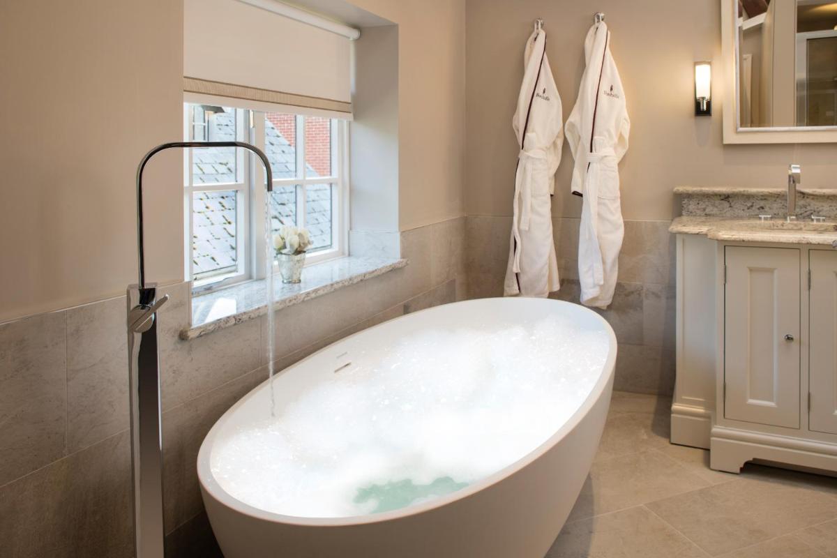 Foxhills Club & Resort - Housity