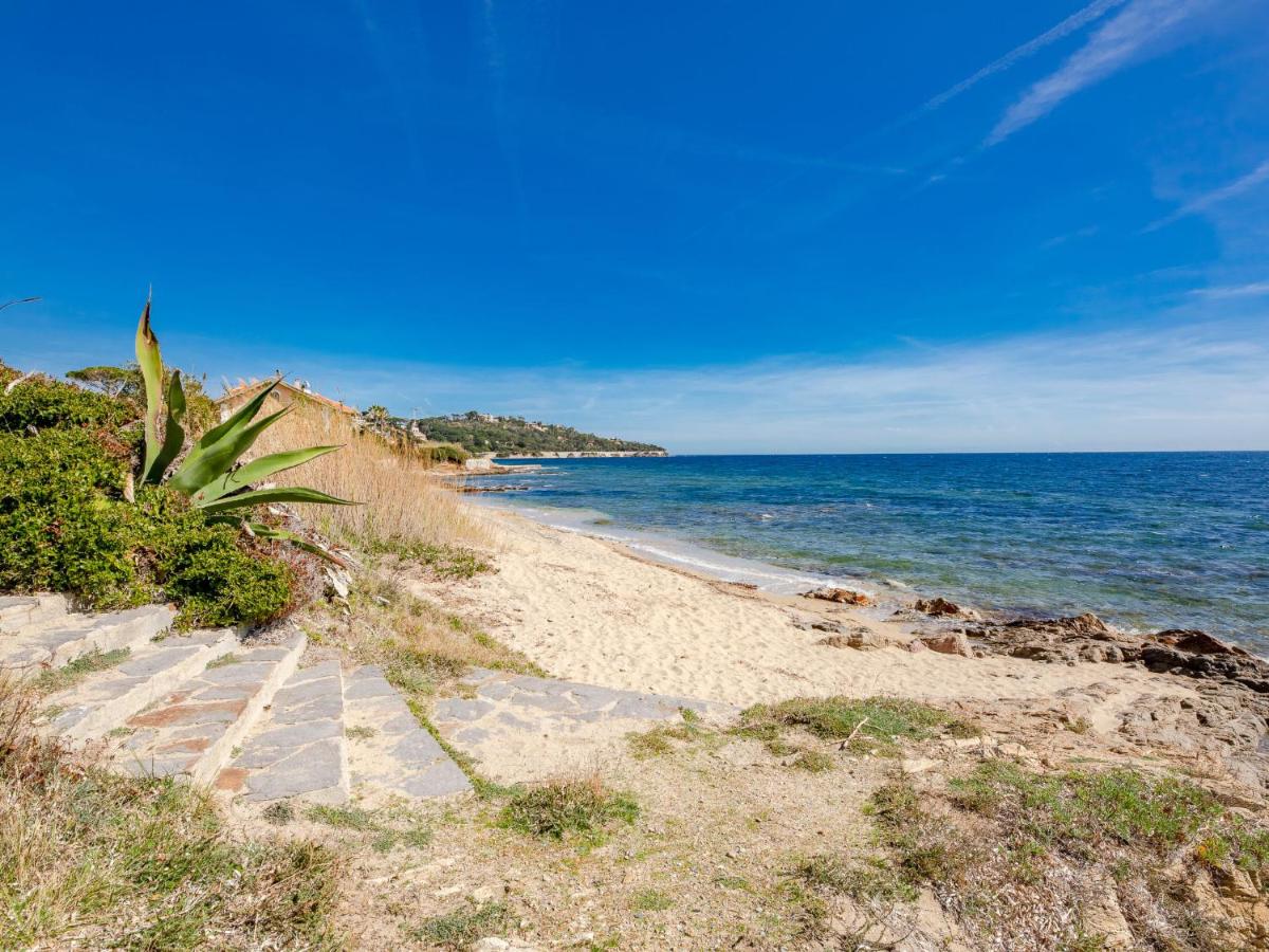 Holiday Home Terra Cotta Beach Front by Interhome - Housity