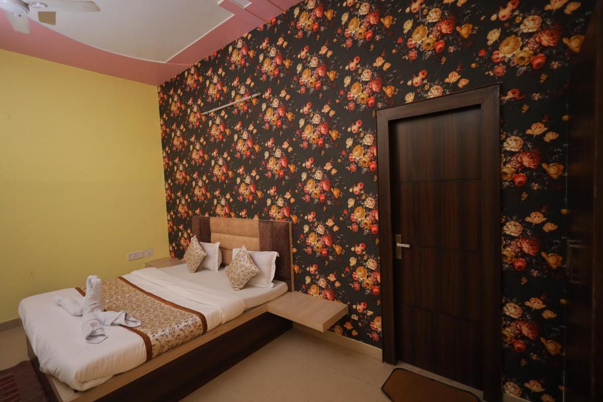 Hotel Mukund Priya- Near Krishna Janam Bhoomi - Housity