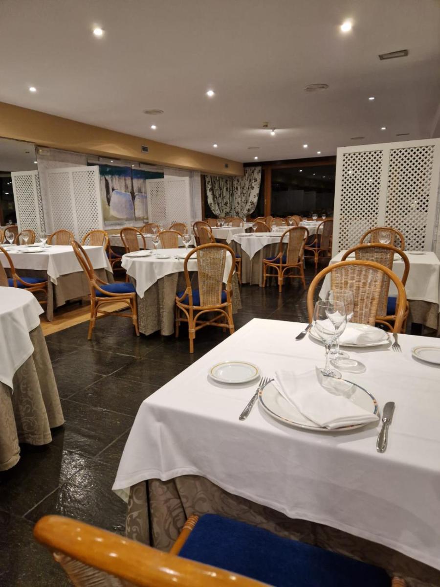 Un restaurante o sitio para comer en Hotel Spa Bosque mar
